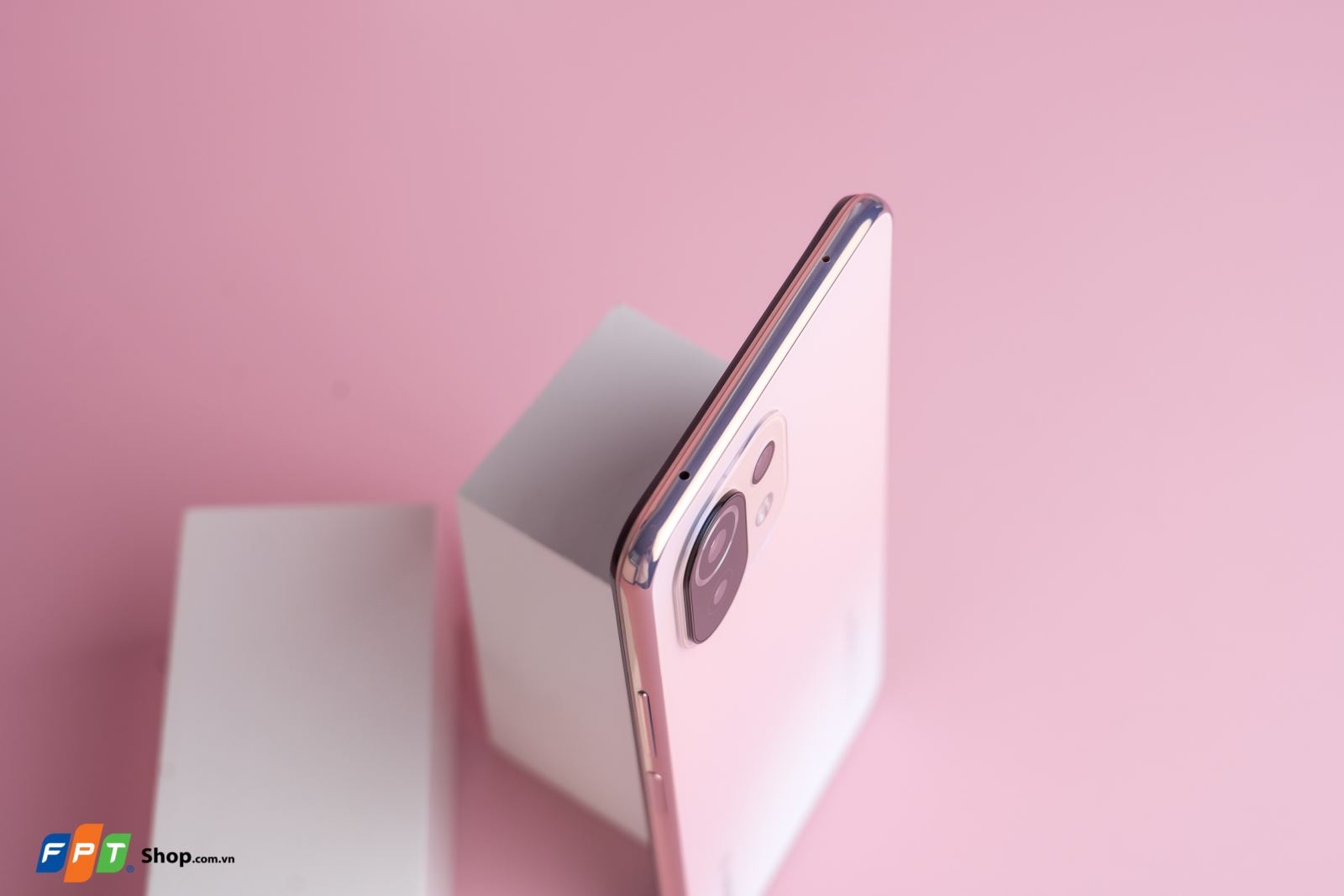 Thiết kế mỏng nhẹ ấn tượng trên Xiaomi 11 Lite 5G NE