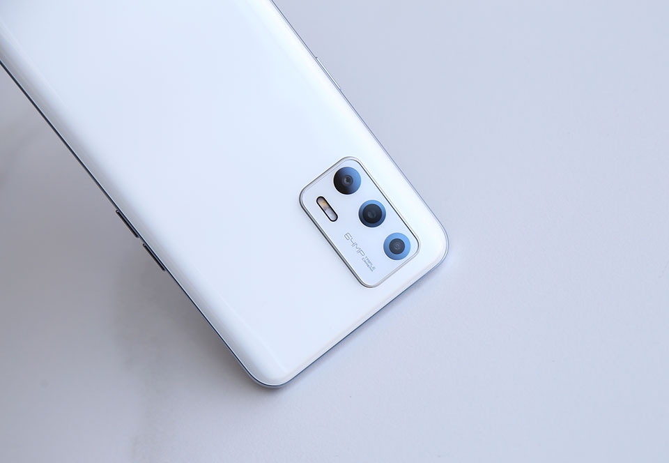 Realme GT Neo2T có 3 camera ở phía sau Realme GT Neo2T có 3 camera ở phía sau