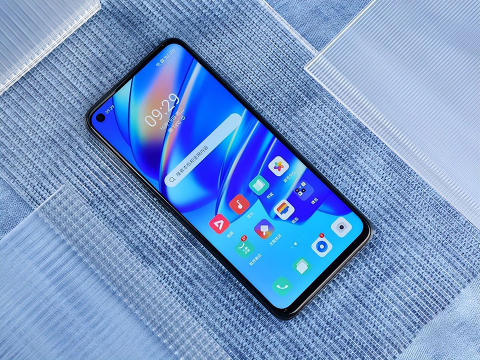 OPPO K9s có màn hình đục lỗ