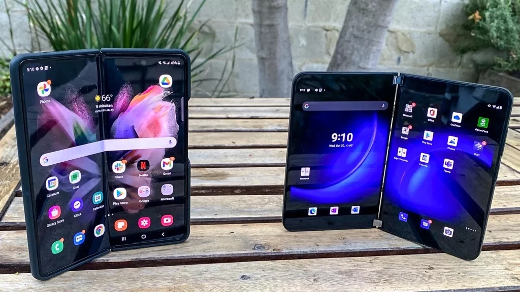 So sánh Galaxy Z Fold3 và Surface Duo 2 2