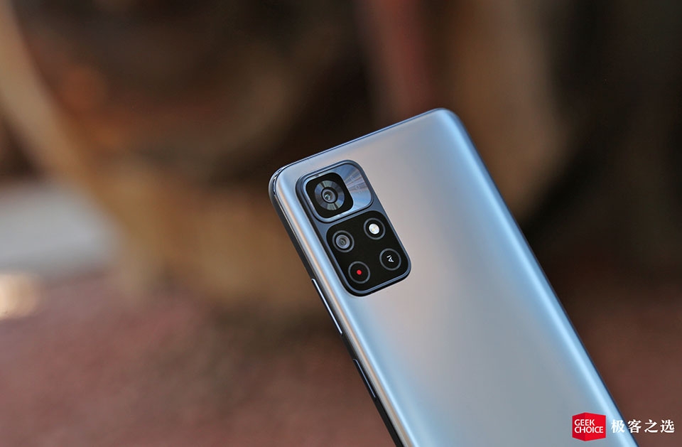 Redmi Note 11 có 2 camera ở phía sau với camera chính 50MP
