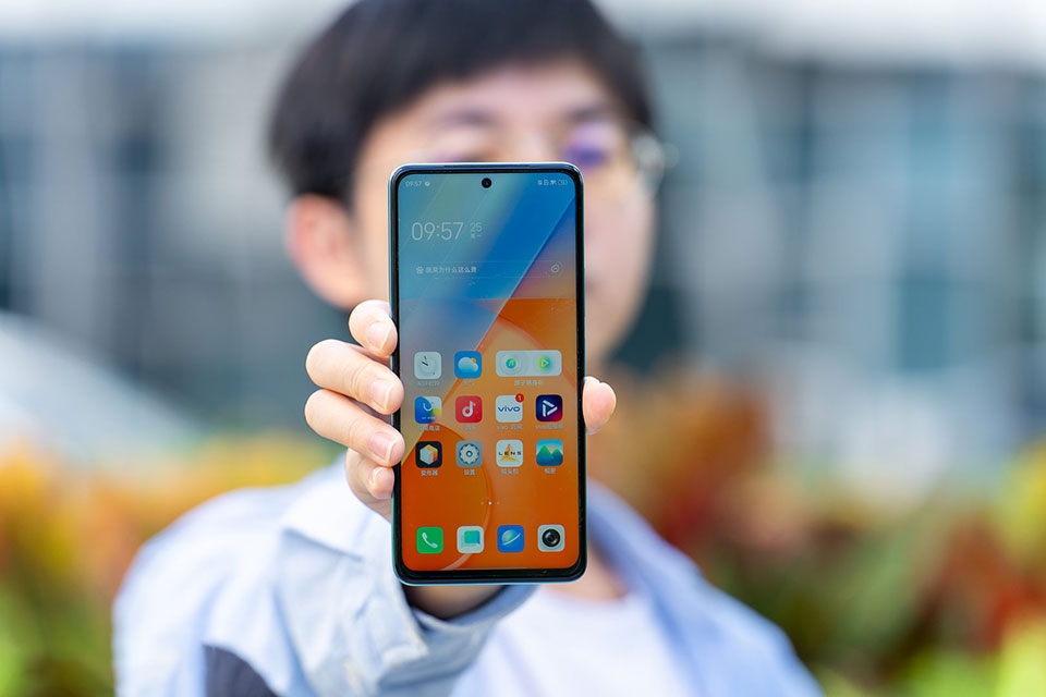 vivo T1 có màn hình đục lỗ vivo T1 có màn hình đục lỗ