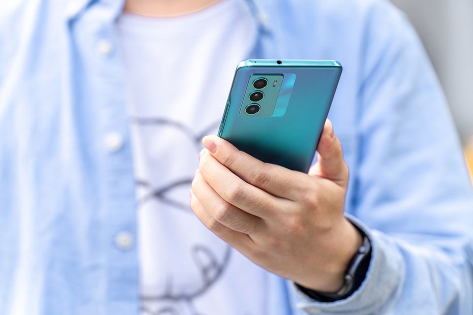 vivo T1 khá mỏng và nhẹ vivo T1 khá mỏng và nhẹ