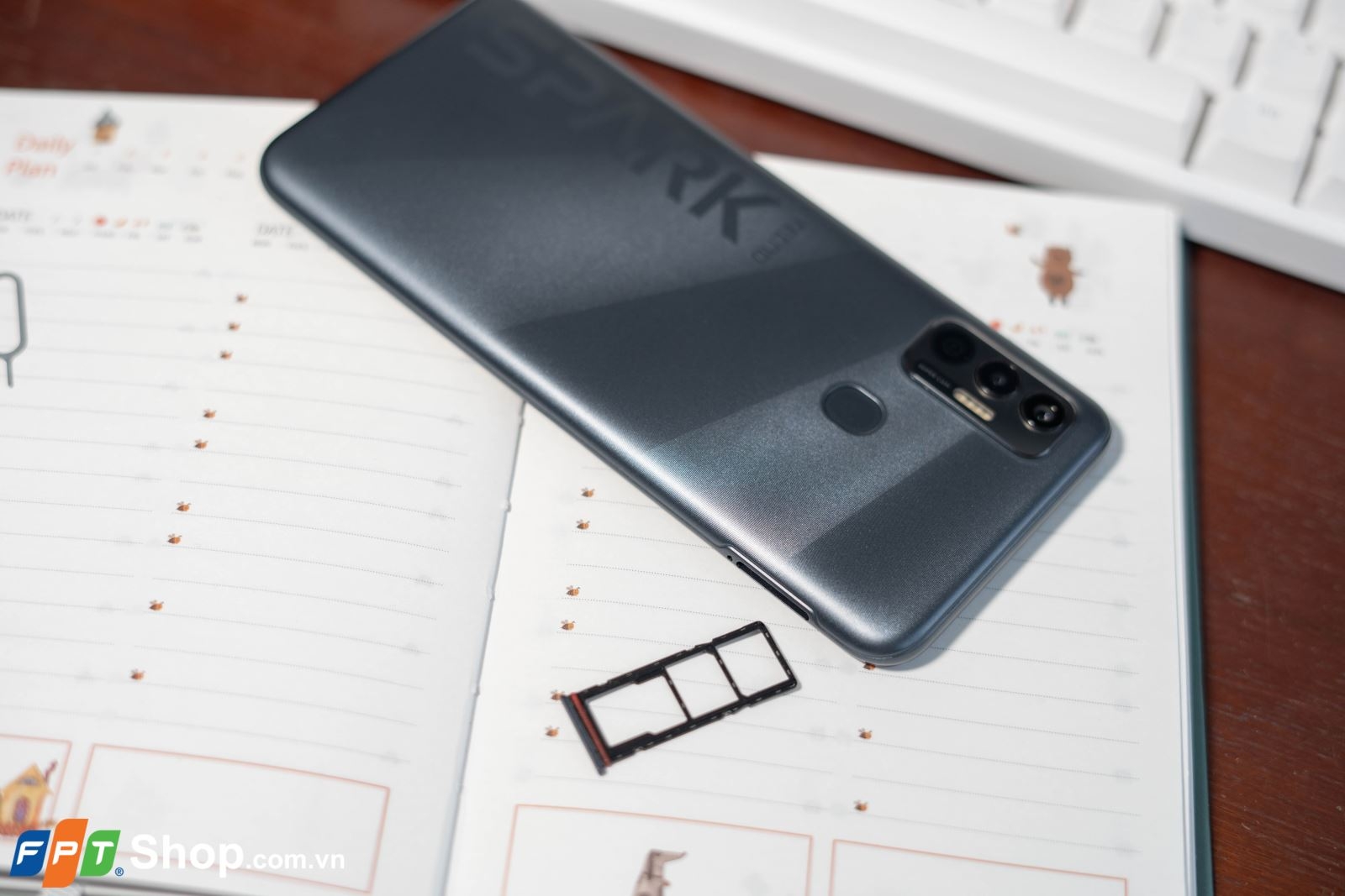 Trên tay Tecno Spark 7: Camera kép 16MP, pin 6.000mAh, giá chỉ 2.69 triệu đồng