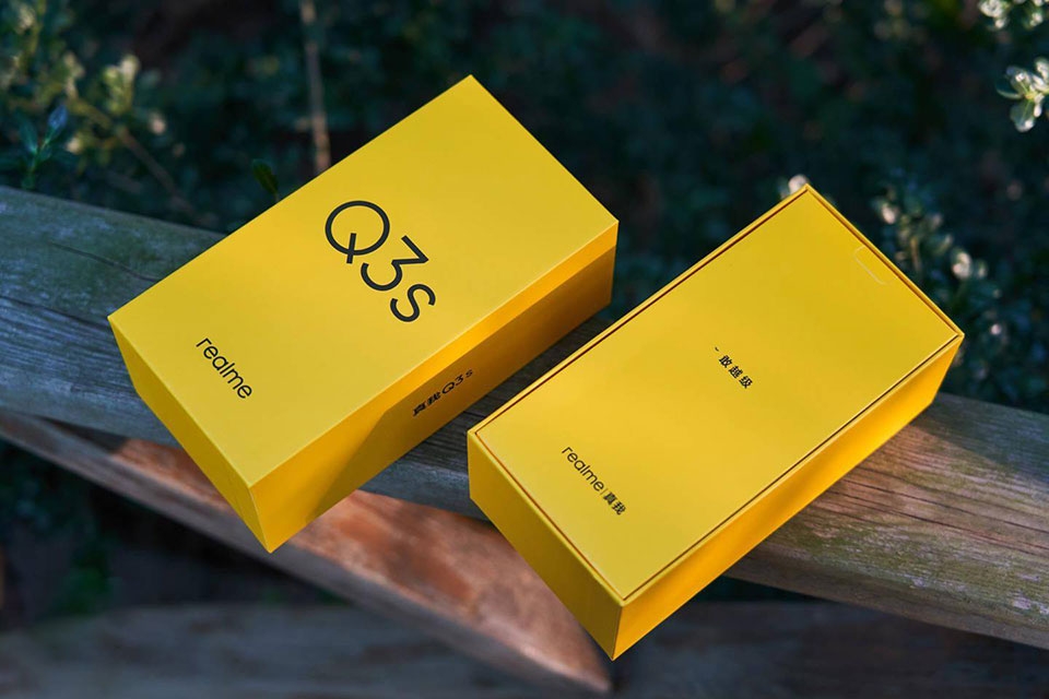 Bên trong hộp bán lẻ của Realme Q3s Bên trong hộp bán lẻ của Realme Q3s