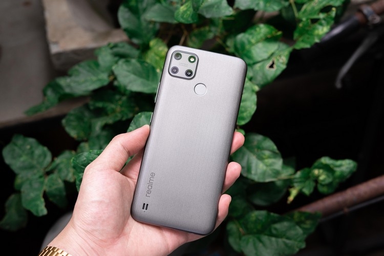 Mặt sau của Realme C25Y chống bám vân tay hiệu quả Mặt sau của Realme C25Y chống bám vân tay hiệu quả