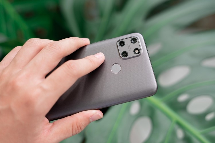 Realme C25Y có 3 camera ở phía sau Realme C25Y có 3 camera ở phía sau