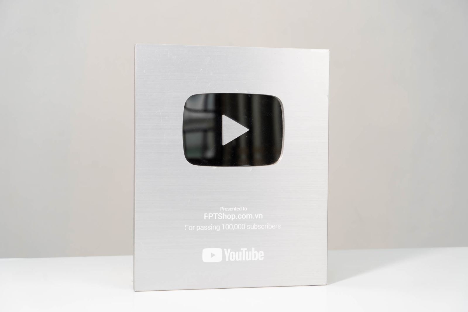 Nút bạc YouTube của FPT Shop