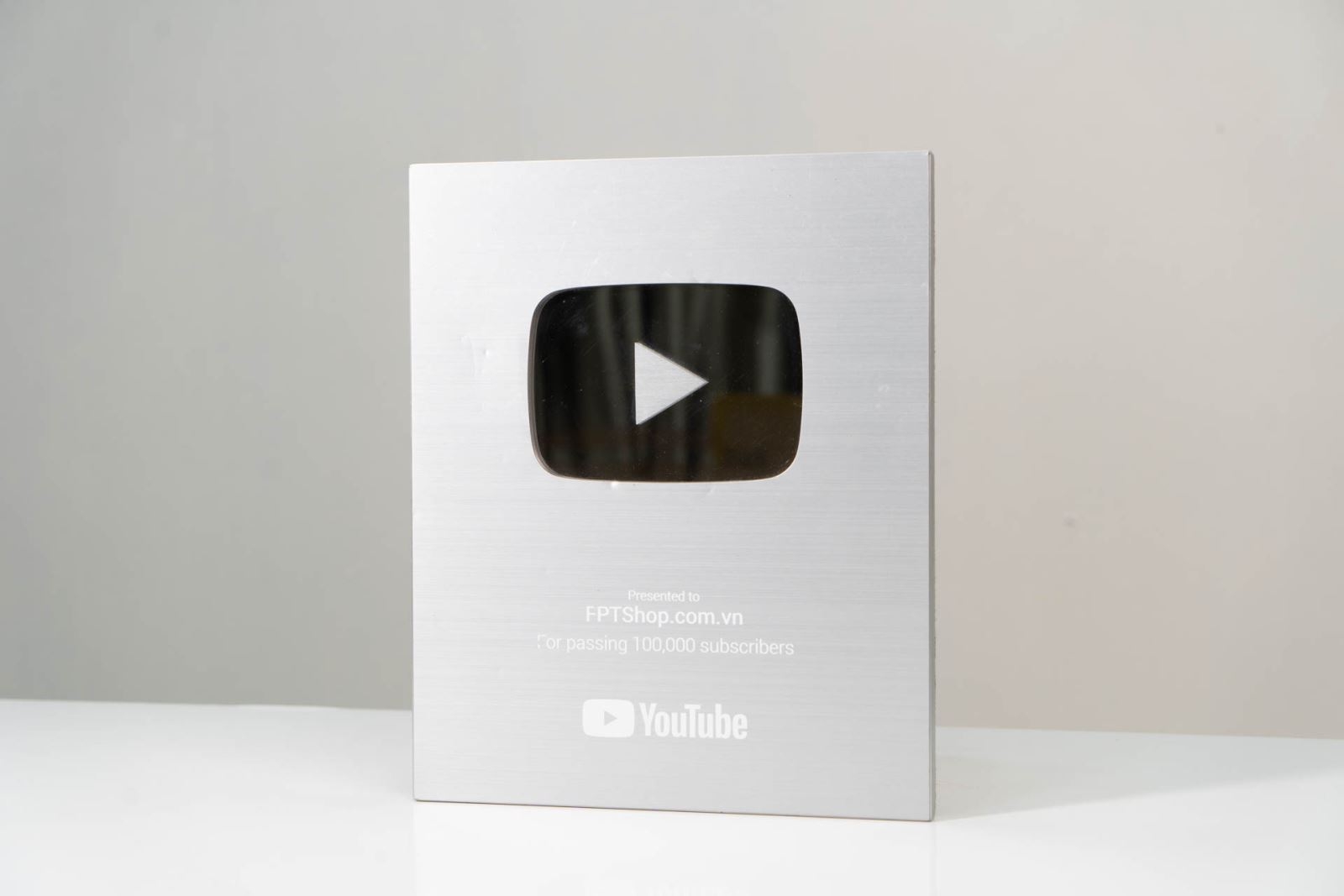 Nút bạc YouTube của FPT Shop