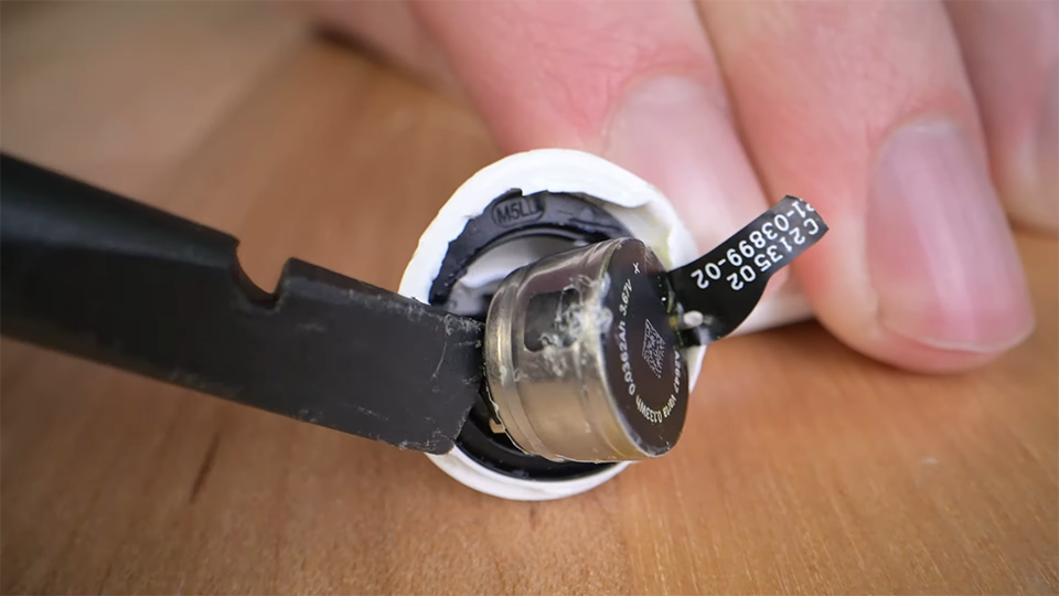 iFixit “mổ bụng” và so sánh linh kiện bên trong AirPods 3 và Beats Fit Pro (ảnh 2)