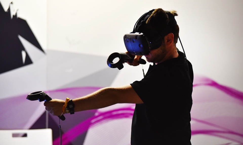 Kính thực tế ảo hỗn hợp