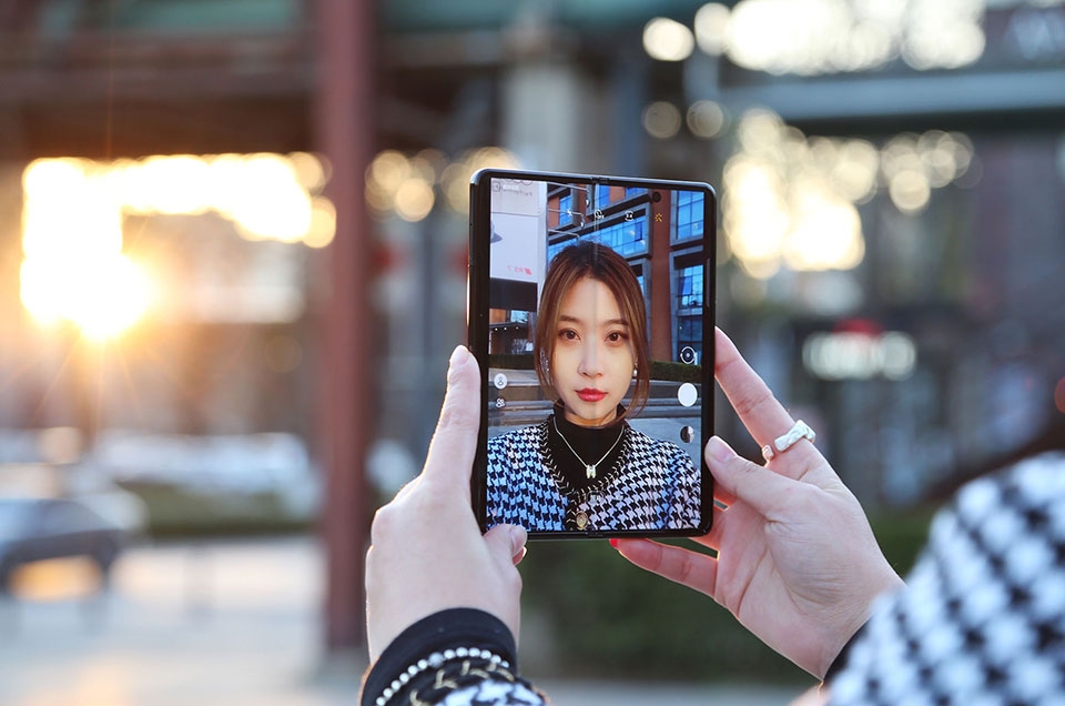 Samsung W22 5G - Ảnh 11