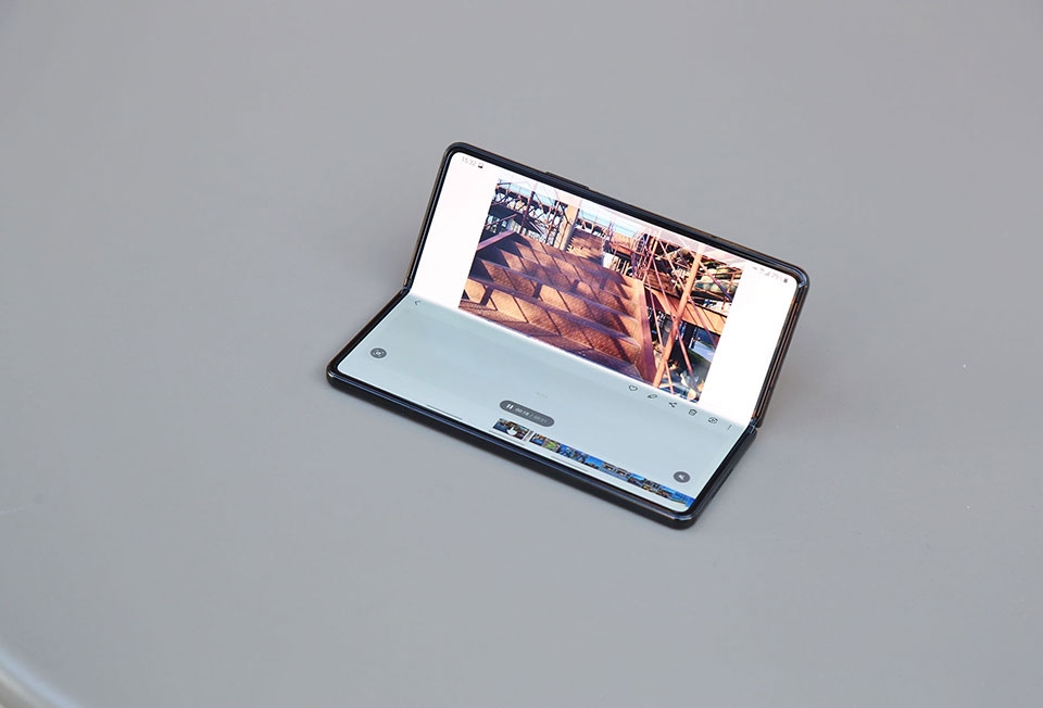 Samsung W22 5G - Ảnh 09