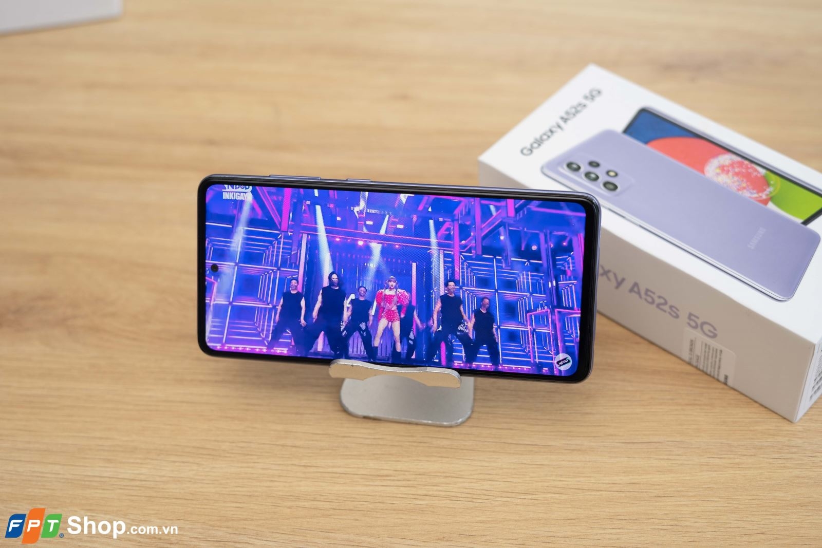 Gen Z trở lại trường đầy tự tin với smartphone tầm trung đáng mua nhất hiện nay