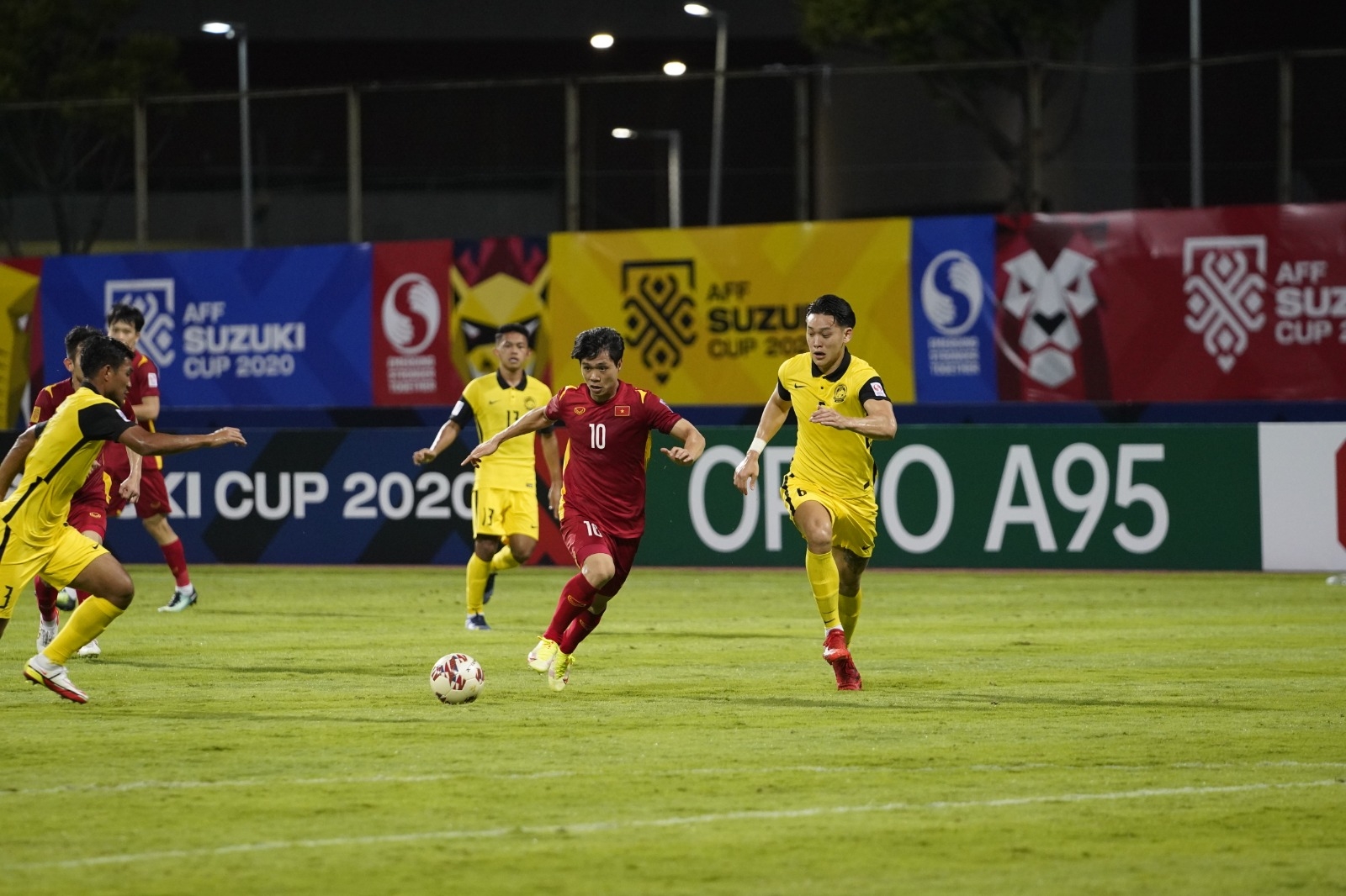 Cầu thủ Nguyễn Tuấn Anh đoạt danh hiệu “Man of the Match” với phần thưởng là OPPO A95