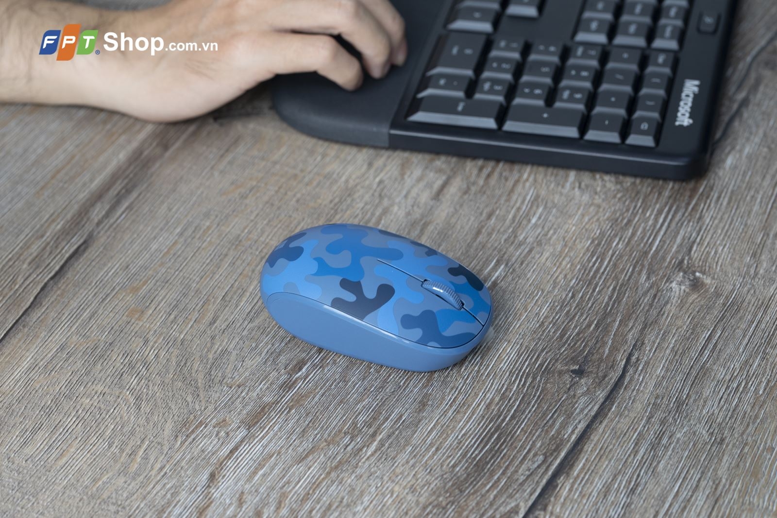 Trải nghiệm trên tay Chuột Microsoft Camo mang họa tiết camo rằn ri. Màu rằn ri thường là màu ngụy trang thường được sử dụng trong quân đội nhưng đã được thương mại hóa và là một trong những xu hướng thời trang chưa bao giờ là lỗi thời. Bề mặt được làm nhựa nhám cao cấp, tạo cảm giác cầm nắm chắc tay và giảm thiểu tối đa khả năng bám bụi. Chuột có 3 màu rằn ri chủ đạo là xanh dương, xanh rêu và xám trắng. Khi ghép chuột hoặc đặt kế bất kì laptop hay phụ kiện nào thì bạn đều tạo ra nét riêng cực kì độc đáo.