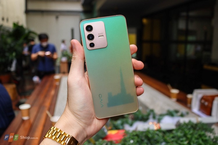 Thiết kế kính quang sắc trên vivo V23 5G (2)