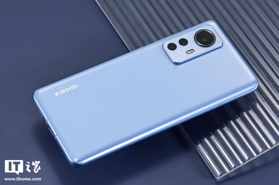 So sánh Xiaomi 12 và iPhone 13 (ảnh 1)