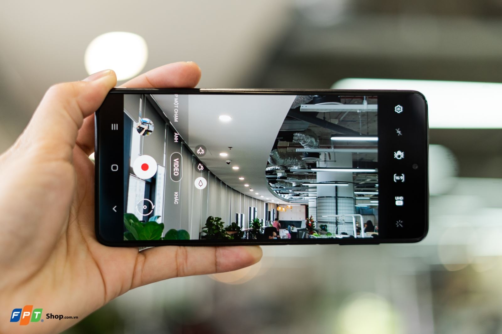 Mở hộp Samsung Galaxy M52 5G tại FPT Shop: Mẫu điện thoại toàn năng trong phân khúc tầm trung
