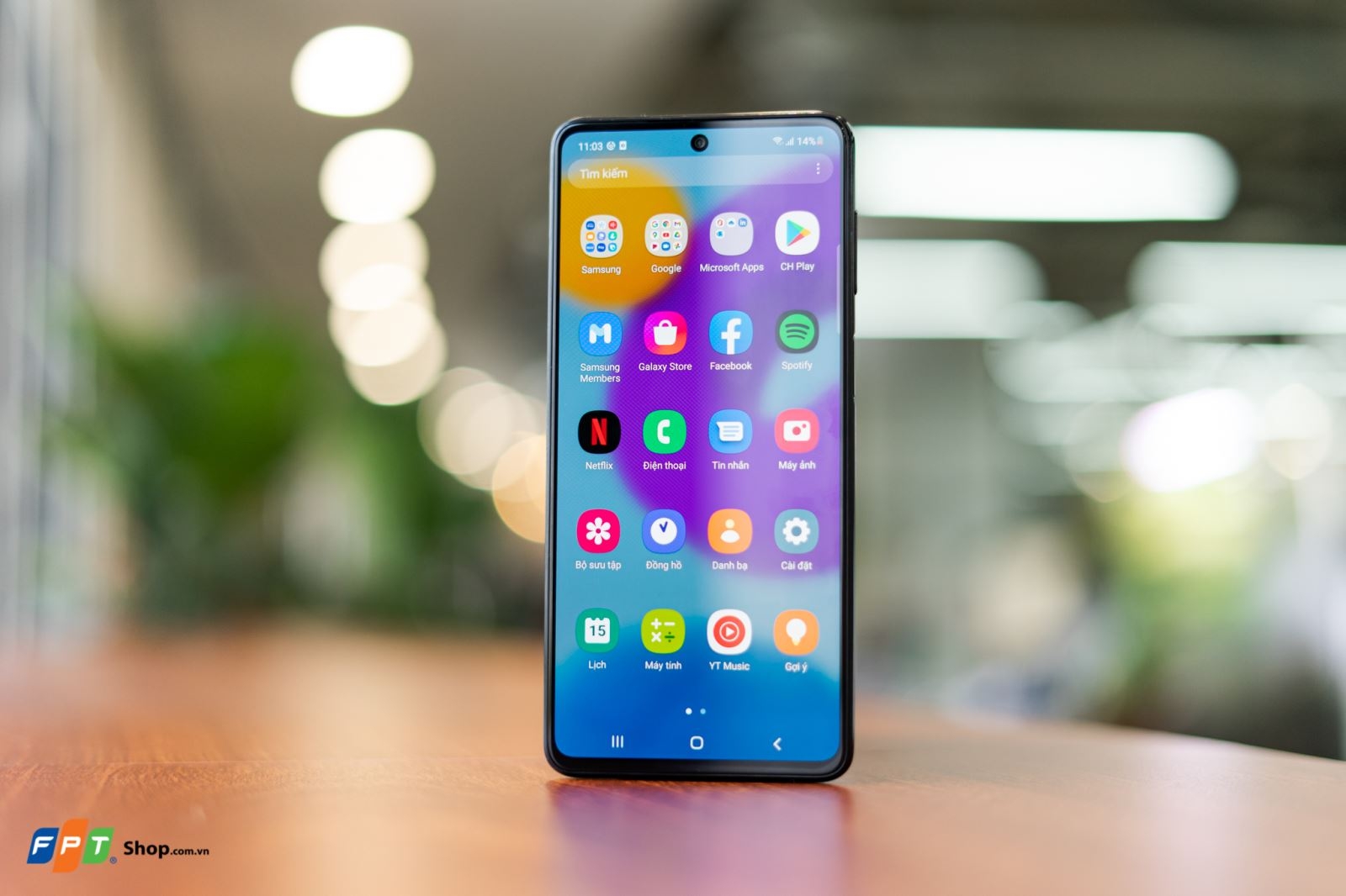 Mở hộp Samsung Galaxy M52 5G tại FPT Shop: Mẫu điện thoại toàn năng trong phân khúc tầm trung
