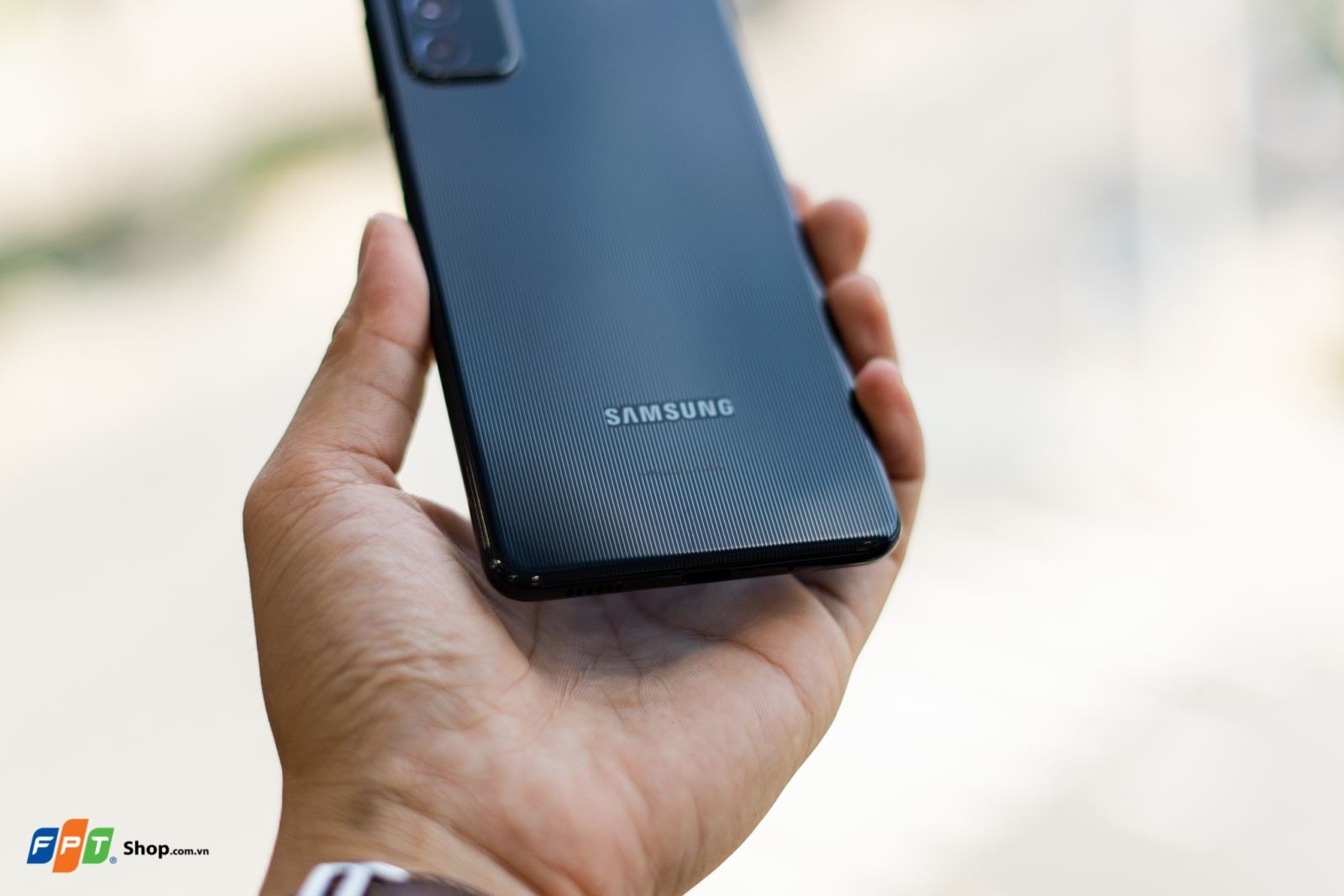 Mở hộp Samsung Galaxy M52 5G tại FPT Shop: Mẫu điện thoại toàn năng trong phân khúc tầm trung