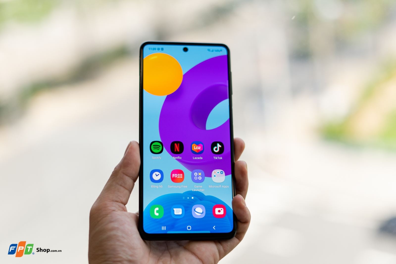 Mở hộp Samsung Galaxy M52 5G tại FPT Shop: Mẫu điện thoại toàn năng trong phân khúc tầm trung