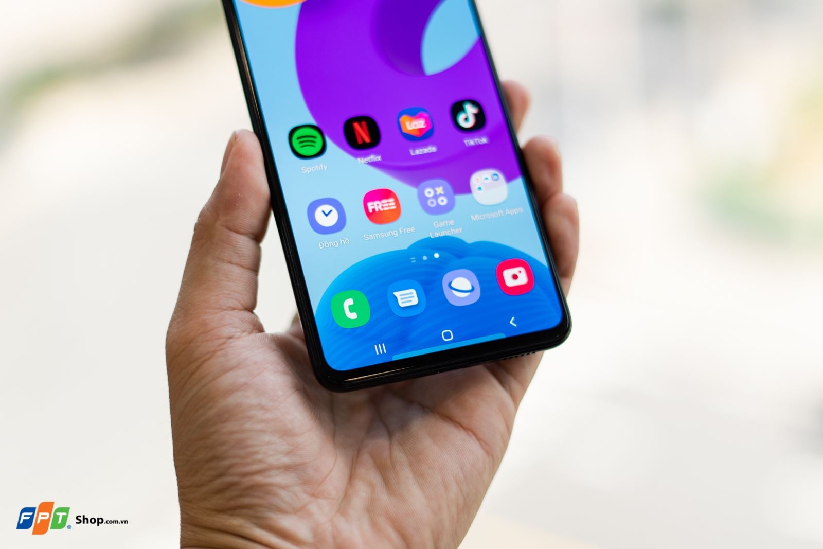 Mở hộp Samsung Galaxy M52 5G tại FPT Shop: Mẫu điện thoại toàn năng trong phân khúc tầm trung