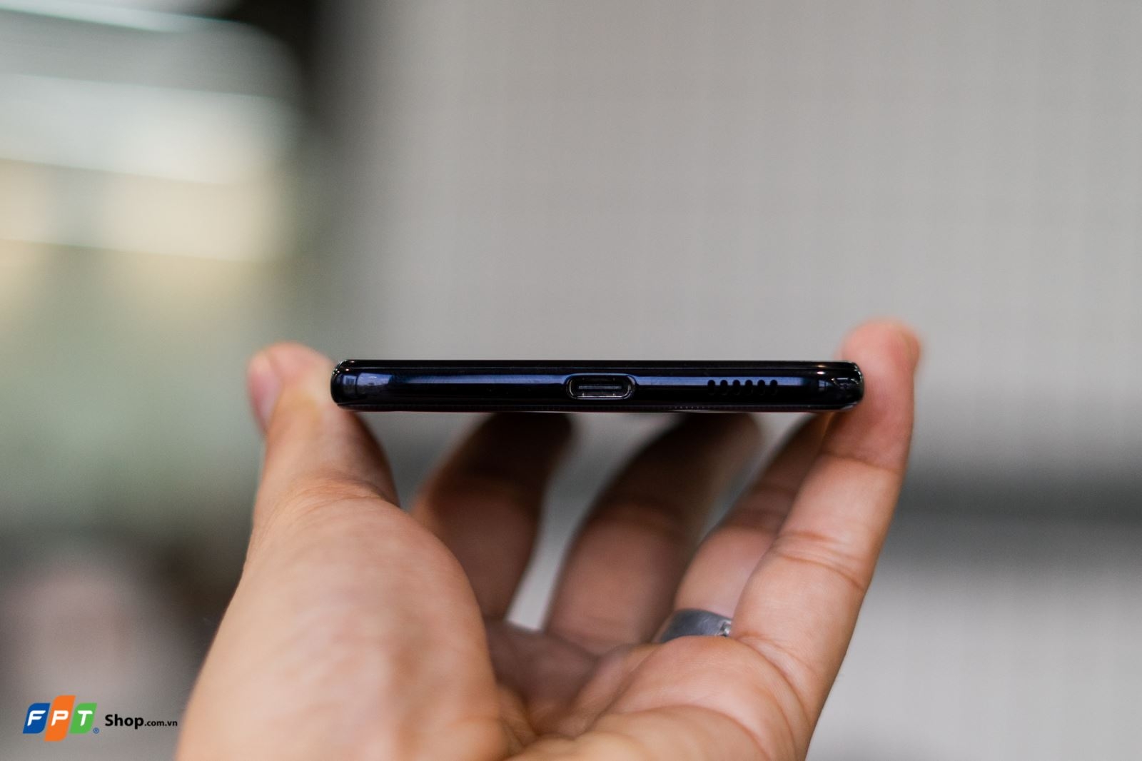 Mở hộp Samsung Galaxy M52 5G tại FPT Shop: Mẫu điện thoại toàn năng trong phân khúc tầm trung