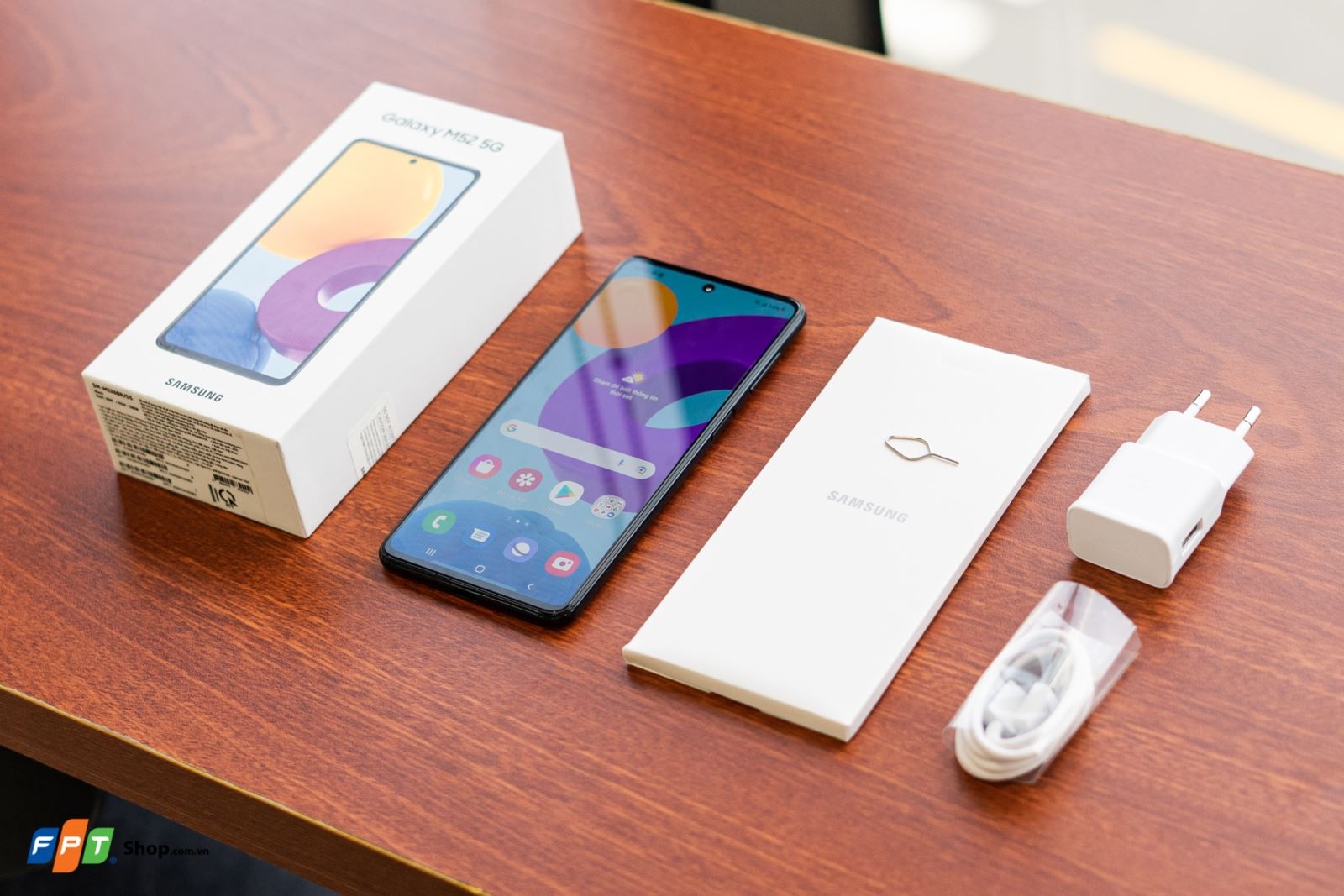 Mở hộp Samsung Galaxy M52 5G tại FPT Shop: Mẫu điện thoại toàn năng trong phân khúc tầm trung