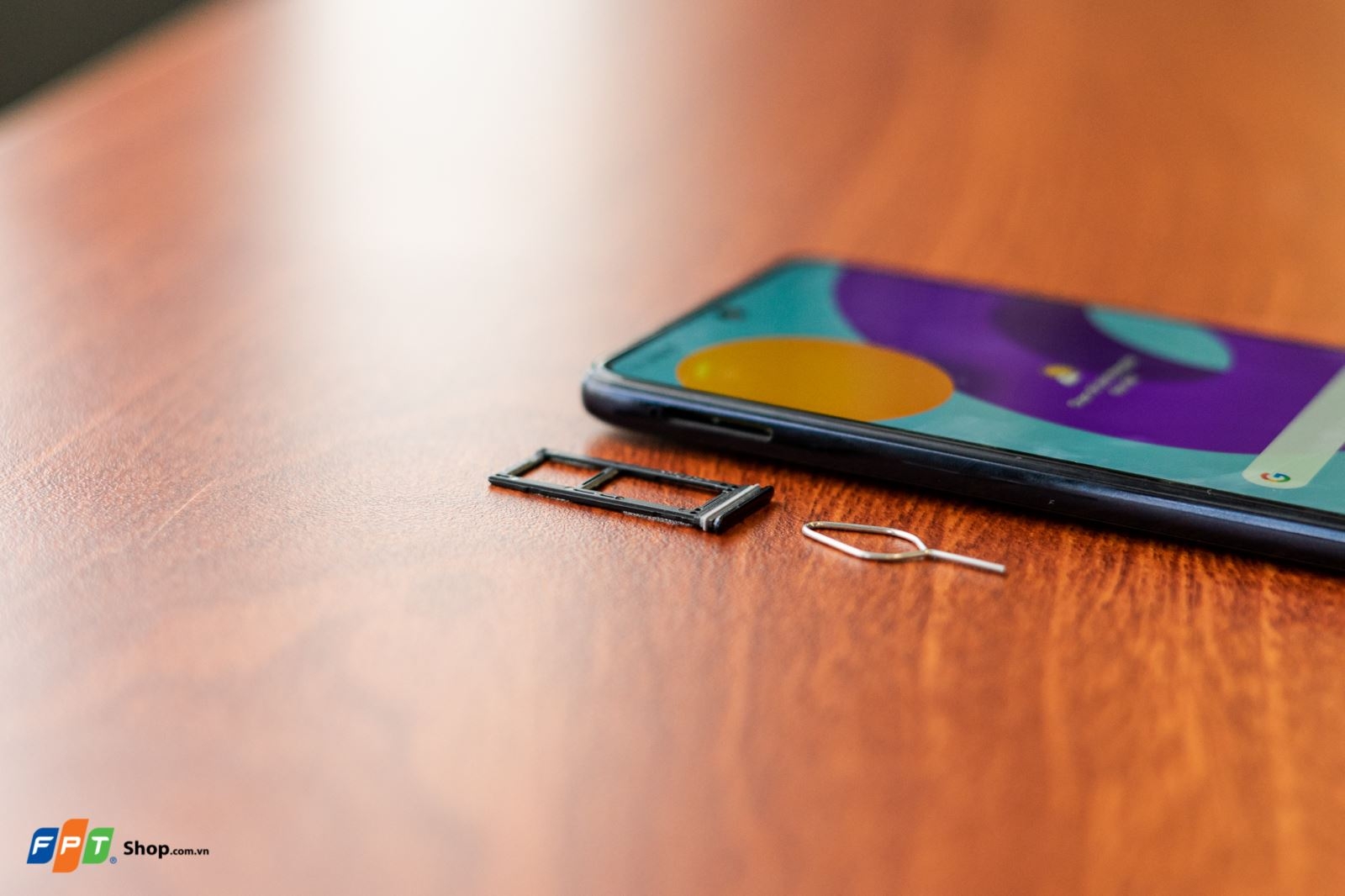 Mở hộp Samsung Galaxy M52 5G tại FPT Shop: Mẫu điện thoại toàn năng trong phân khúc tầm trung