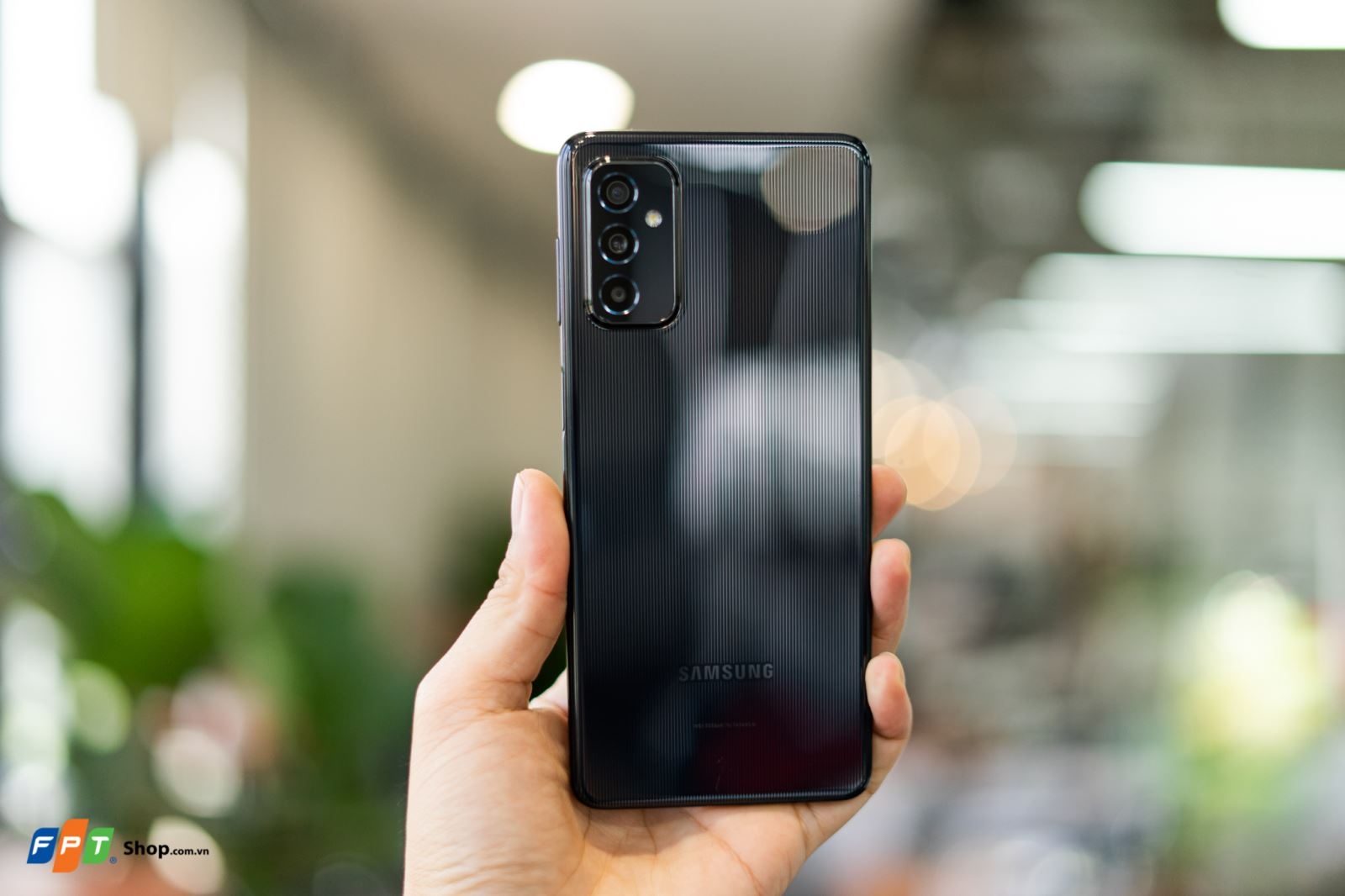 Mở hộp Samsung Galaxy M52 5G tại FPT Shop: Mẫu điện thoại toàn năng trong phân khúc tầm trung