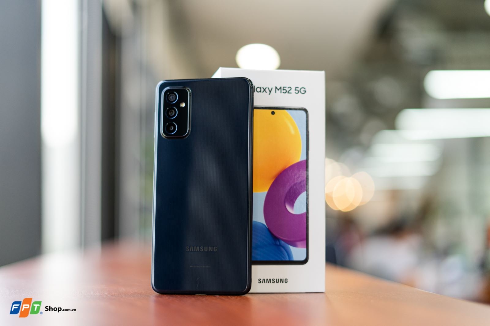 Mở hộp Samsung Galaxy M52 5G tại FPT Shop: Mẫu điện thoại toàn năng trong phân khúc tầm trung