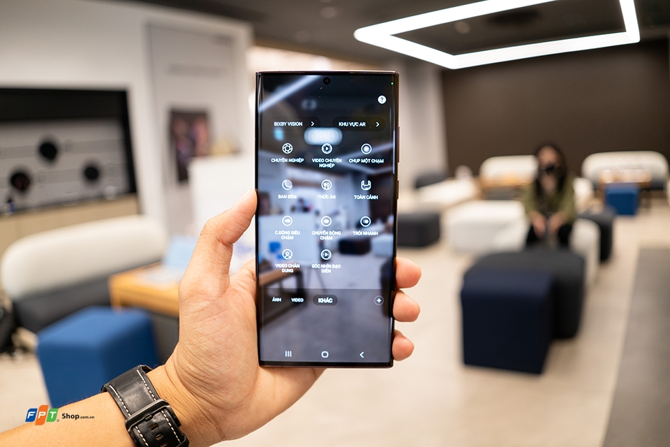 Trên tay siêu phẩm Samsung Galaxy S22 Ultra: Thiết kế Galaxy Note, Snapdragon 8 Gen 1