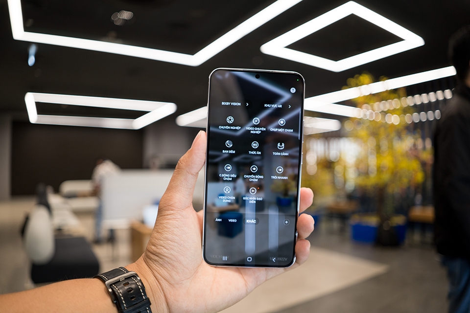 Trên tay Samsung Galaxy S22 và Galaxy S22+: Thiết kế trẻ trung, Snapdragon 8 Gen 1 vượt trội, giá từ 