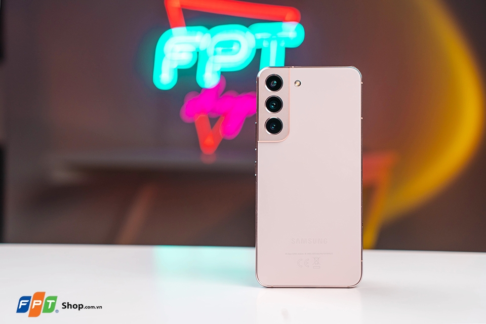 So sánh Samsung Galaxy S22 với iPhone 13: Nên mua điện thoại nào?