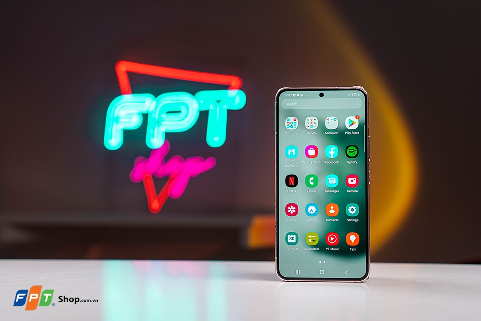 So sánh Samsung Galaxy S22 với iPhone 13: Nên mua điện thoại nào?