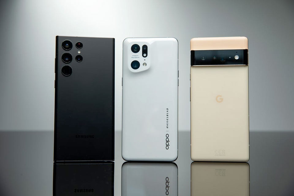 Từ trái qua phải: Samsung Galaxy S22 Ultra, OPPO Find X5 Pro và Google Pixel 6 Pro