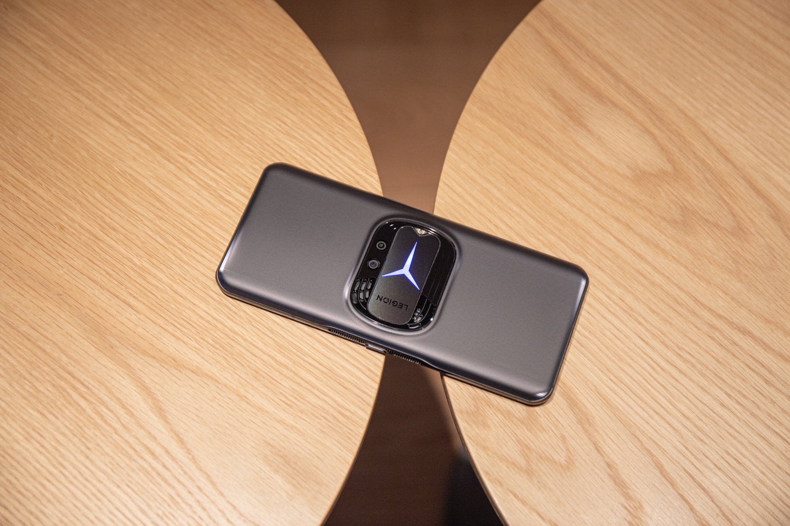 Gaming phone Lenovo Legion Y90 ra mắt: Snapdragon 8 Gen 1, sạc 68W, bộ nhớ đến 640GB, giá từ 14.5triệu đồng