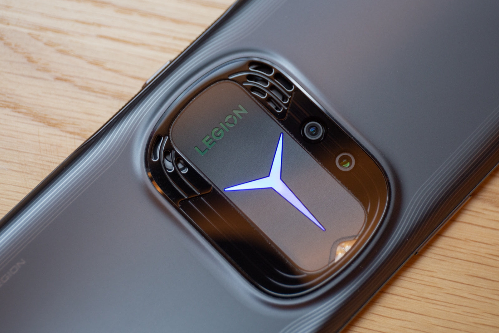 Gaming phone Lenovo Legion Y90 ra mắt: Snapdragon 8 Gen 1, sạc 68W, bộ nhớ đến 640GB, giá từ 14.5 triệu đồng