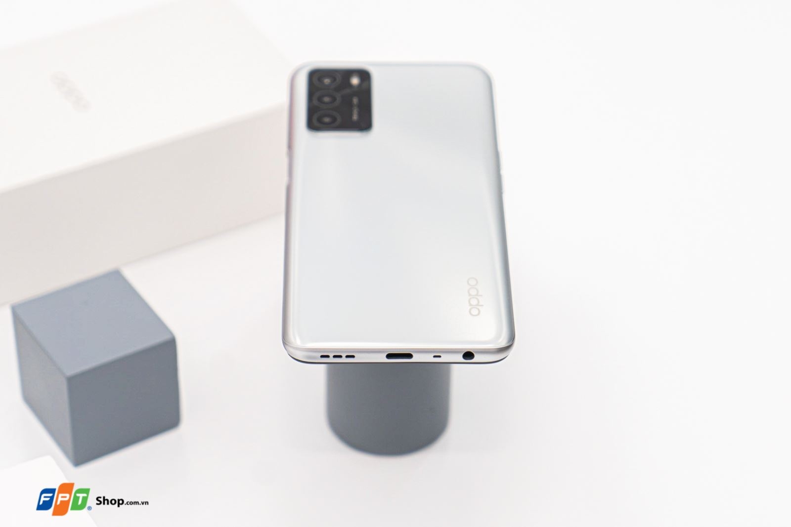 Mở hộp OPPO A16: Thiết kế sang trọng, 3 camera AI, giá chỉ 3.99 triệu đồng