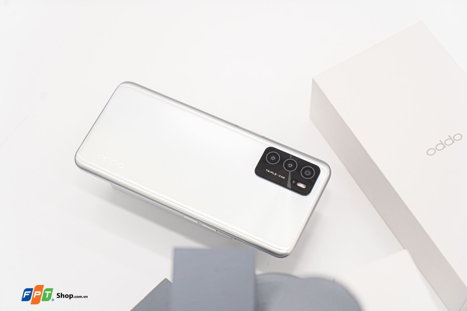 Mở hộp OPPO A16: Thiết kế sang trọng, 3 camera AI, giá chỉ 3.99 triệu đồng