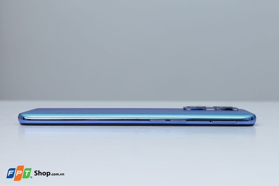 Trên tay OPPO Reno7: Thiết kế mới, sạc siêu tốc 65W, Dimensity 900, giá không đổi so với Reno6