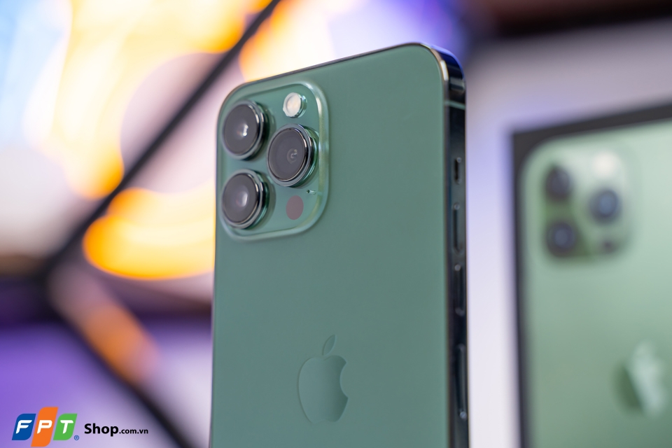 Trên tay iPhone 13 Pro Max Xanh Lá 6