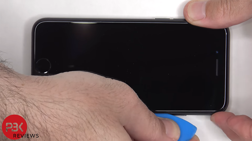Mổ bụng iPhone SE 2022 (ảnh 1) Mổ bụng iPhone SE 2022 (ảnh 1)