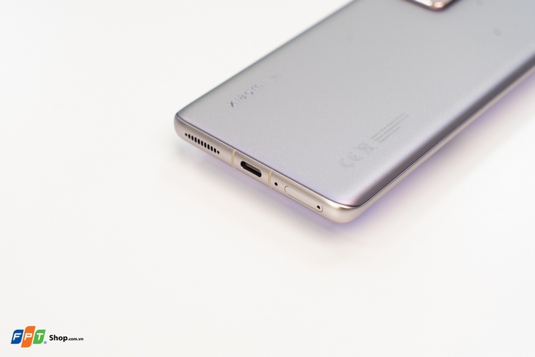 Khung viền bo cong trên Xiaomi 12 Pro