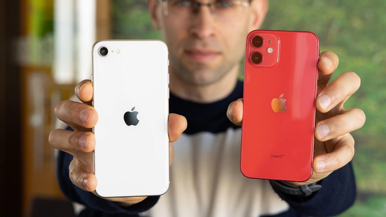 So sánh iPhone SE 2022 và iPhone 12 mini 01 So sánh iPhone SE 2022 và iPhone 12 mini 01