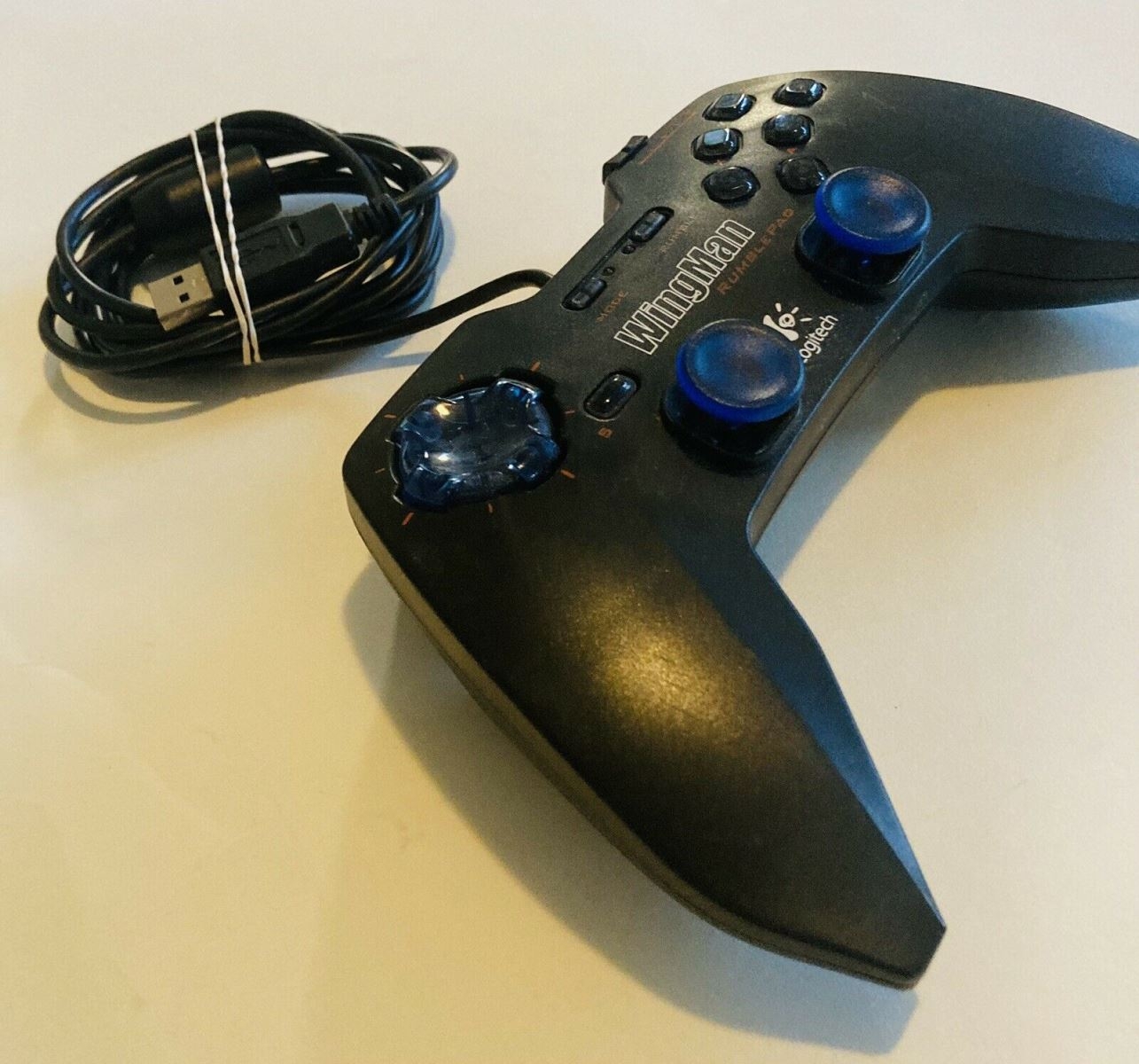 logitech của nước nào 2