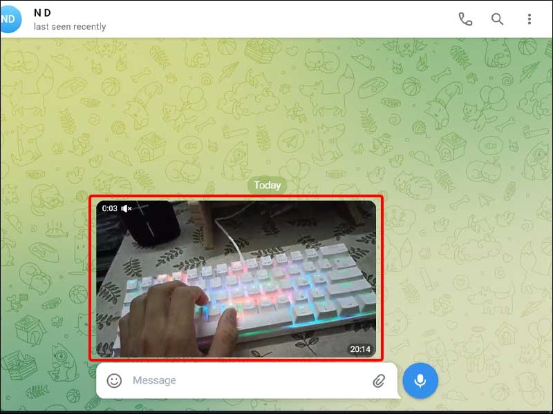 Nhấn vào video muốn tải xuống