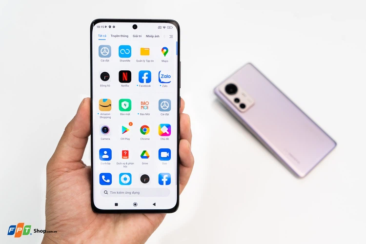 So sánh iPhone 12 và Xiaomi 12: Chọn lựa nào hợp lý hơn?