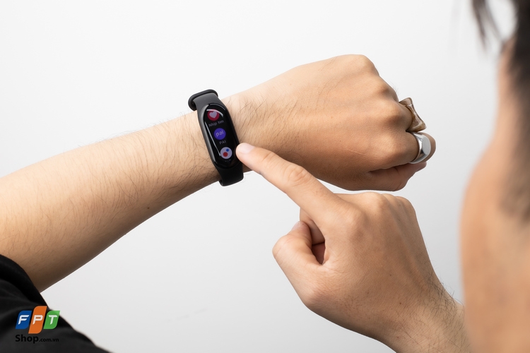 Màn hình Mi Band 7 sử dụng tốt ngoài trời